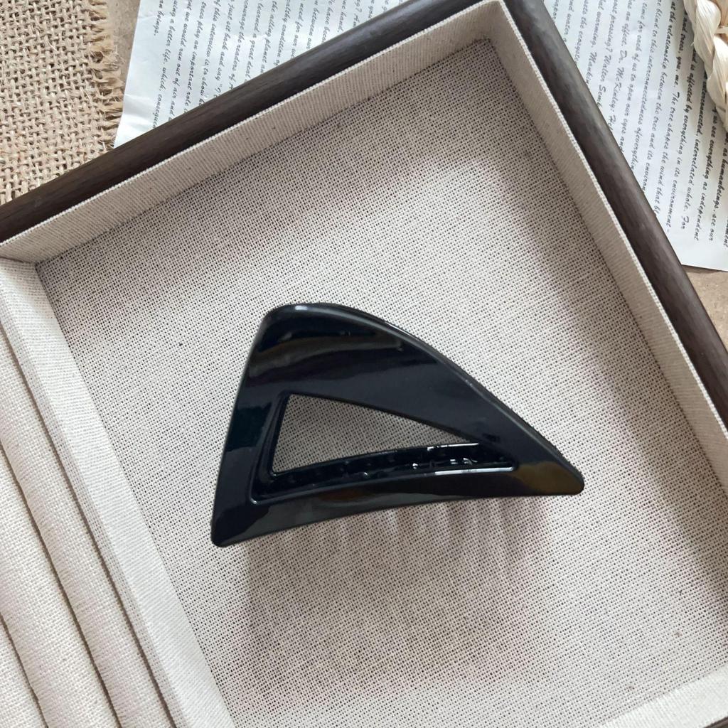 Trendy Medium-Sized Oblique Triangle Shark Hair Clip with Airy Texture – Korean Style Accessory