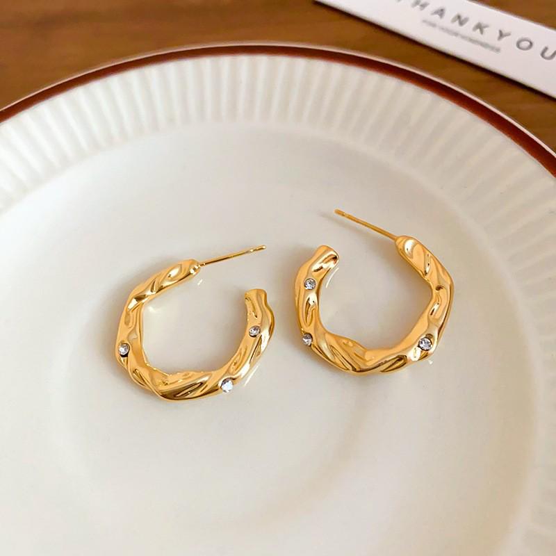 Silver Needle Irregular Stud Earrings: Retro European-American Style for Daily Versatile Wear with a High-End Luxurious Appeal.