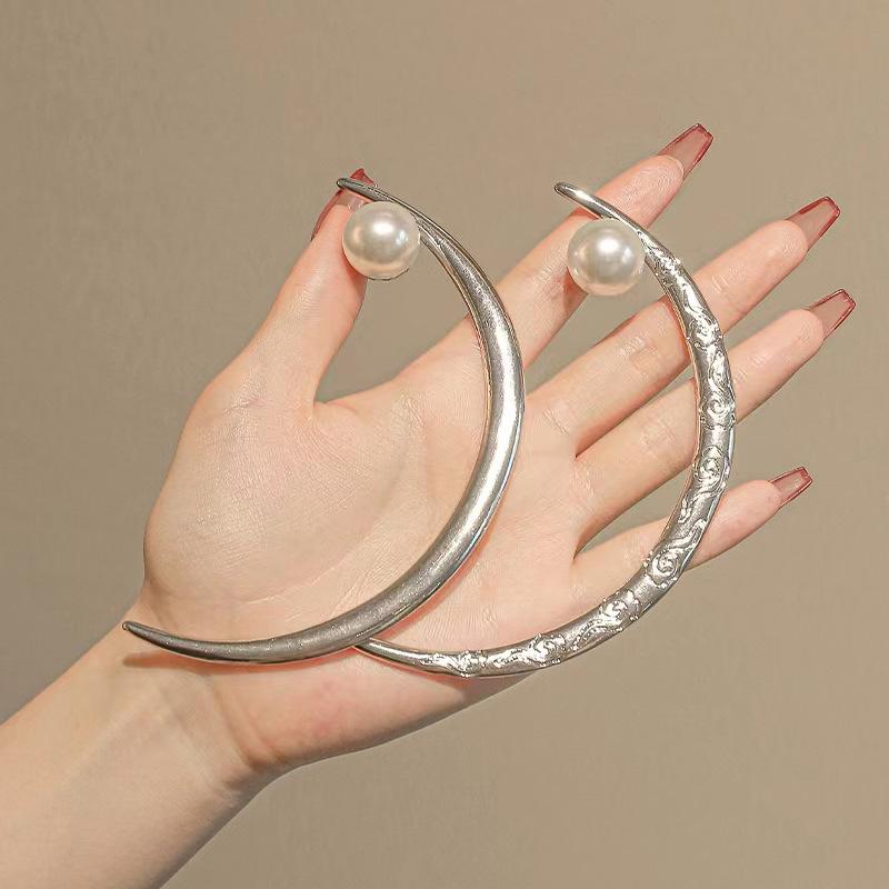 Retro Chinese Crescent Hairpin: Hanfu Half-Moon Pearl Bun Accessory for Women