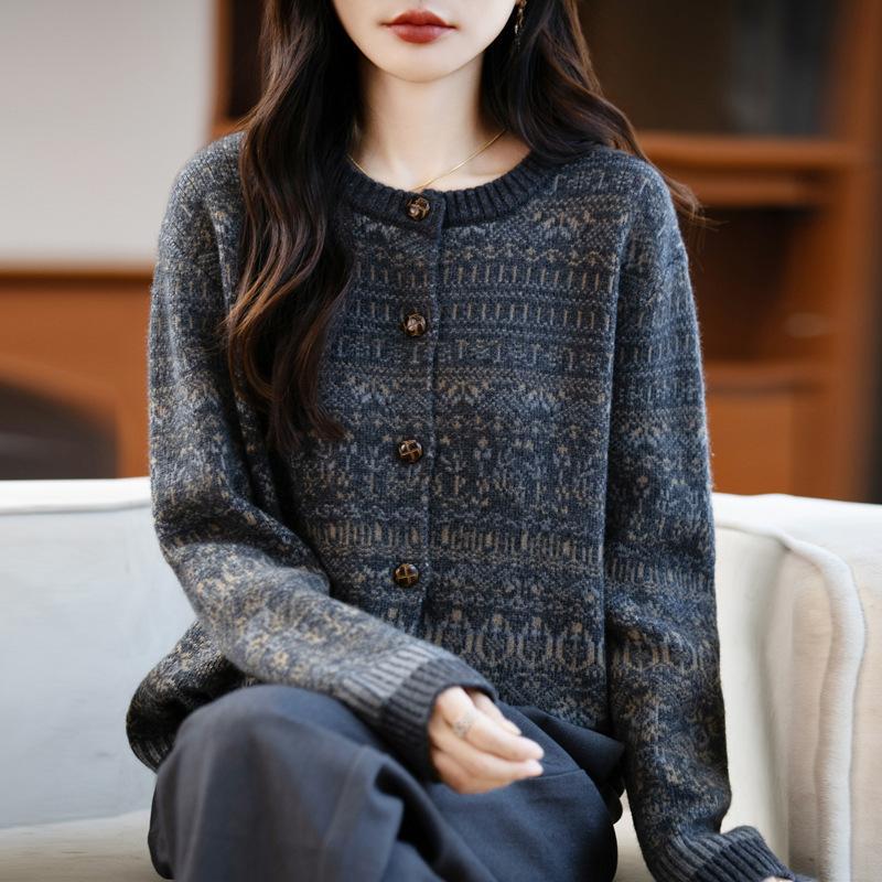 A New Retro Style Thickened Round-neck Knitted Cardigan for Women with Jacquard Loose Top In Autumn and Winter