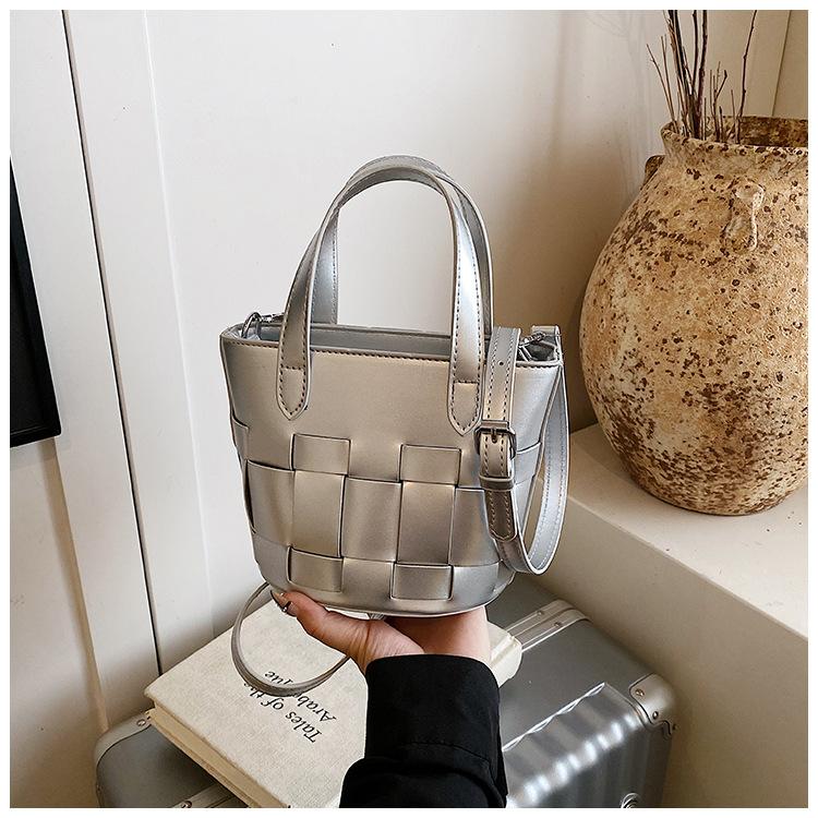 

Женская сумка ручная на одно плечо через плечо тренд весна новая сумка женщины носят модное ведро женская сумка чувство простая сумка серебряный