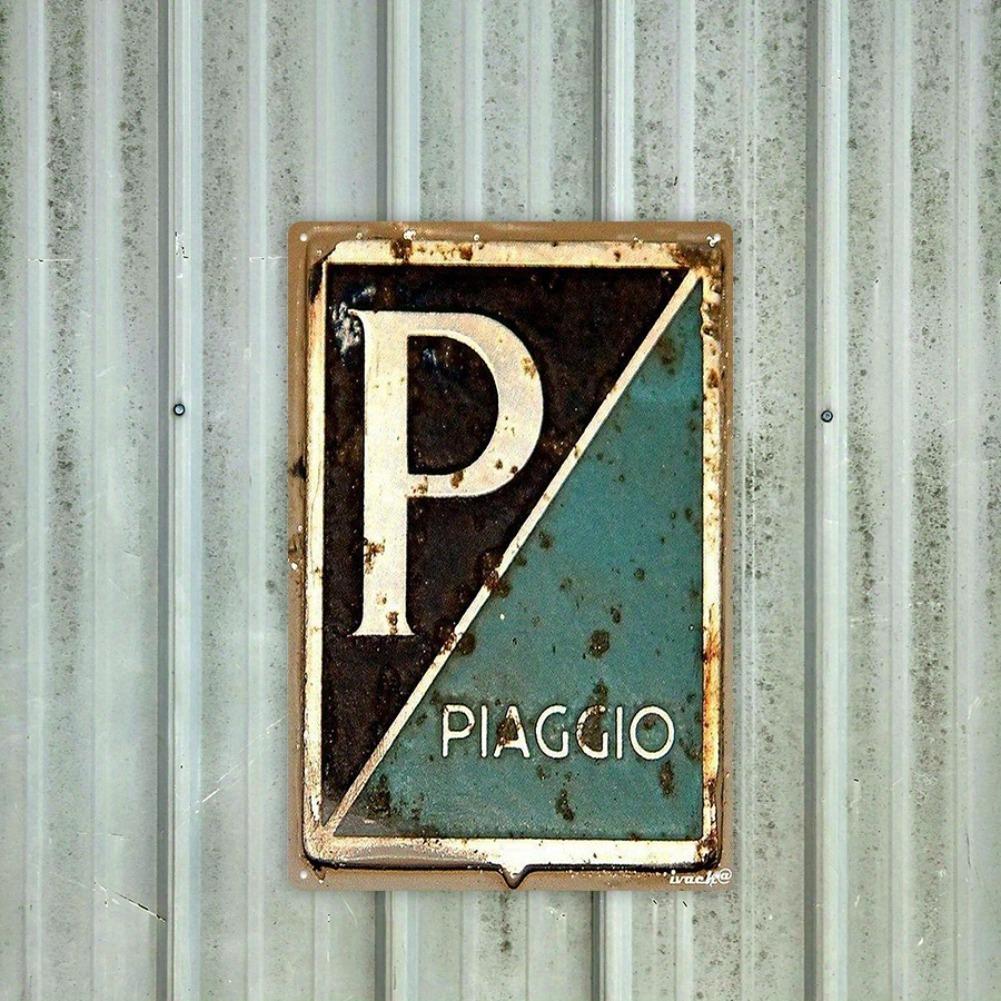 1 Stück 7,8x11,8 Zoll 2D Flaches Vintage Piaggio Metall Wandschild - Rustikales Distressed Design mit fetter "P"-Schrift und kontrastierenden Farben