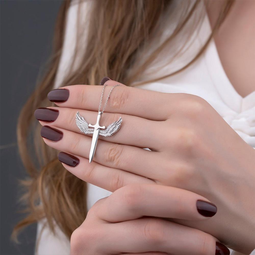 1pc Exquisite Wing Pendant Necklace, Fashionable Eye-catching Jewelry, Birthday and Cosplay Gifts
