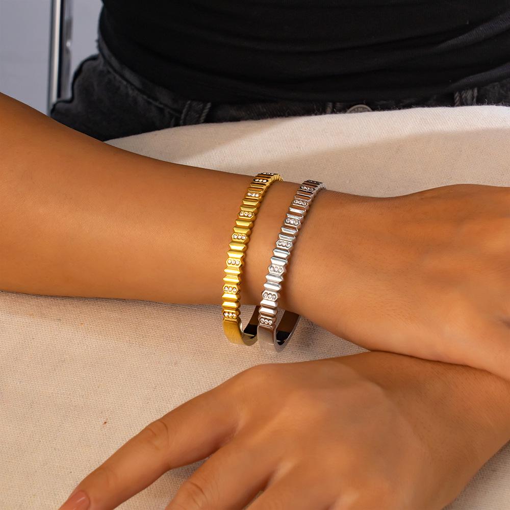 Retro European-American Luxury Stainless Steel Buckle Bracelet