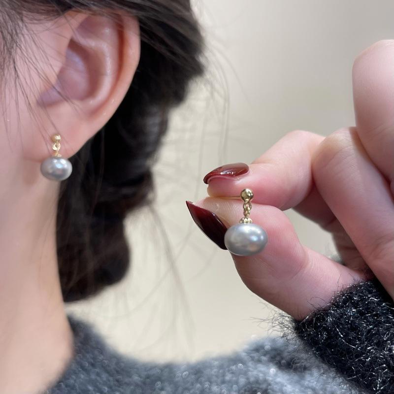 Boucles d'oreilles puces Perle Grise Tempéramentale - Luxe Léger, Polyvalentes & Rétro, Nouvelles pour Automne/Hiver 2023, Petit Design Aiguille Argent.