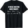 Een wijze dokter schreef ooit...... grappig t-shirt tee handschrift