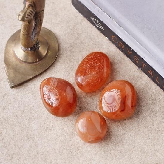 1 Pcs Reiki Healing Crystal Single Tumble Stone Raw Red Carnelian Tumble Gemstone Pebble for Aquarium Home Decorative Garden Table Vastu Correction