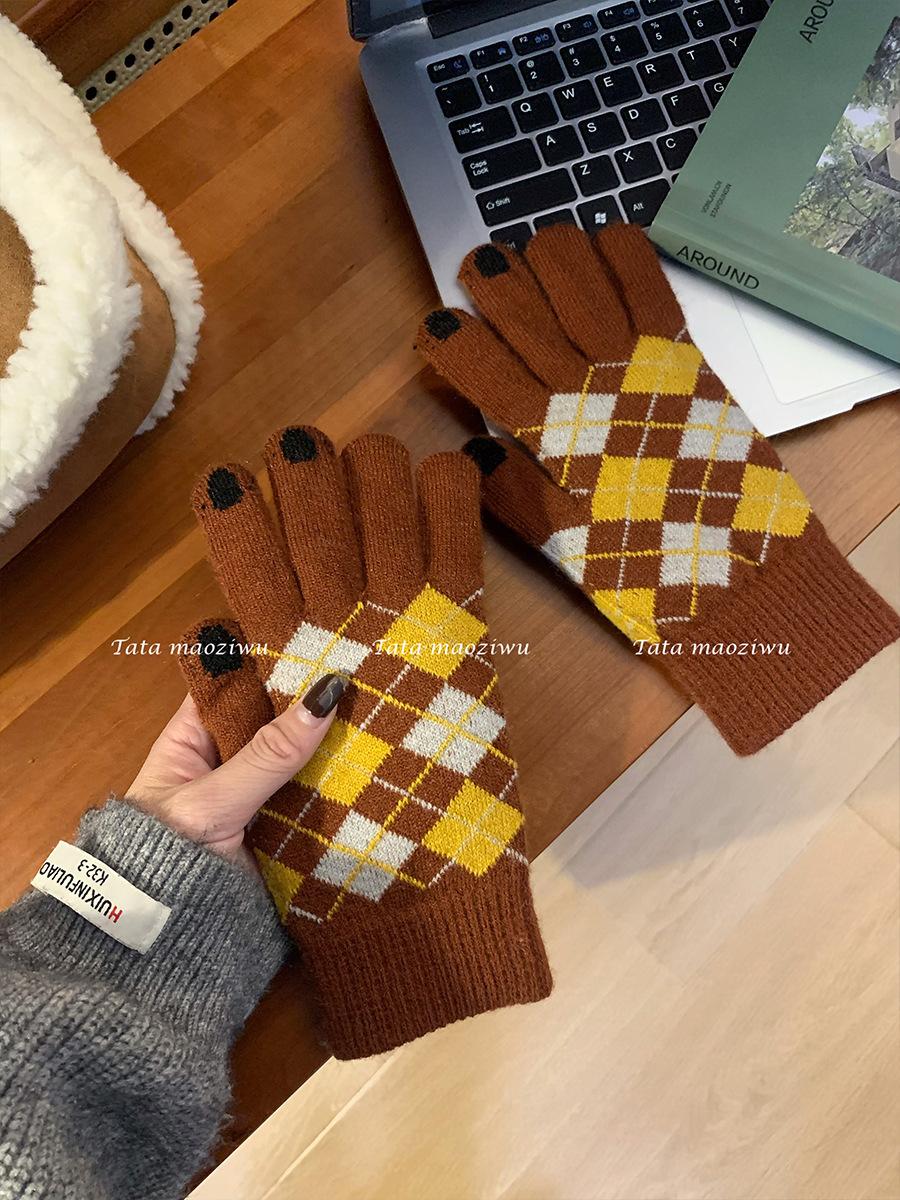 

Warm gloves women s winter wool knitted color matching rhombus lattice cold-proof velvet five-finger student riding can touch the screen average size