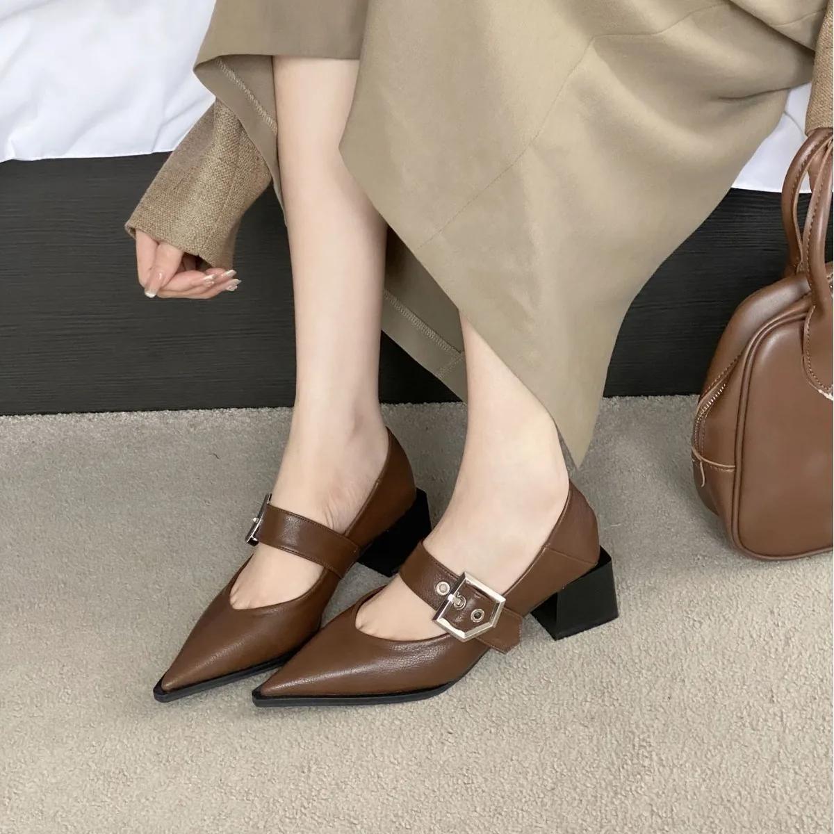 

Женская Новинка 2024 Обувь Каблуки Женские Туфли Лодочки Обувь с Острым Носком Мода Металлическая Пряжка Ремешок Женские Туфли на Толстом Каблуке 35 коричневый