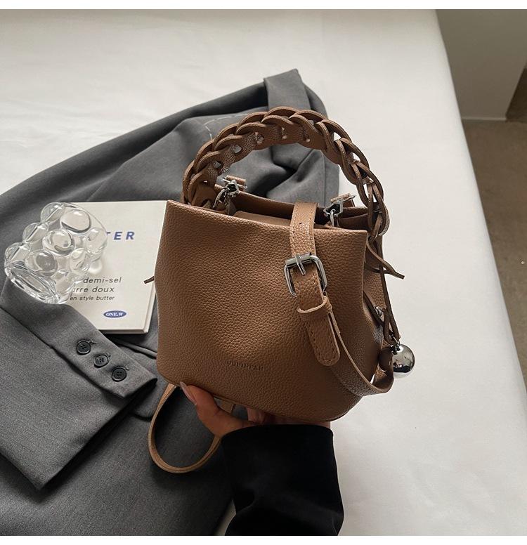 

High-end portable small bag 2025 new Korean version niche design bucket bag fashionable retro shoulder messenger bag коричневый