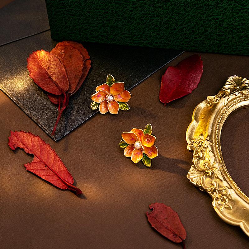 

Серьги с эмалью ручной работы с яркими лепестками и заклепками в тон в виде листьев Модно оранжевый