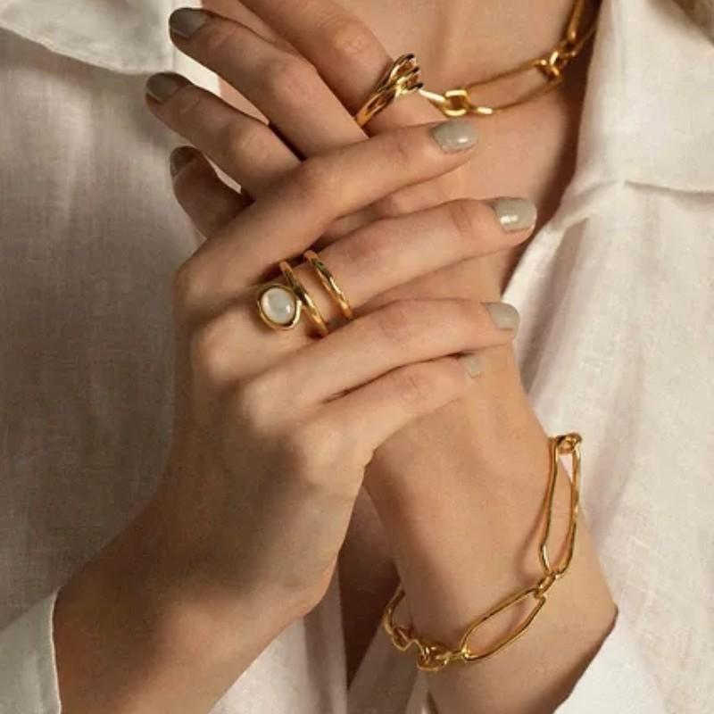 Personalisierter Trend Kupferbeschichtet 18 Karat Echtgold Eingelegt Weiße Muschel Drahtumwickelt Doppelkreis Design Ring Nischen Design Mode Ring