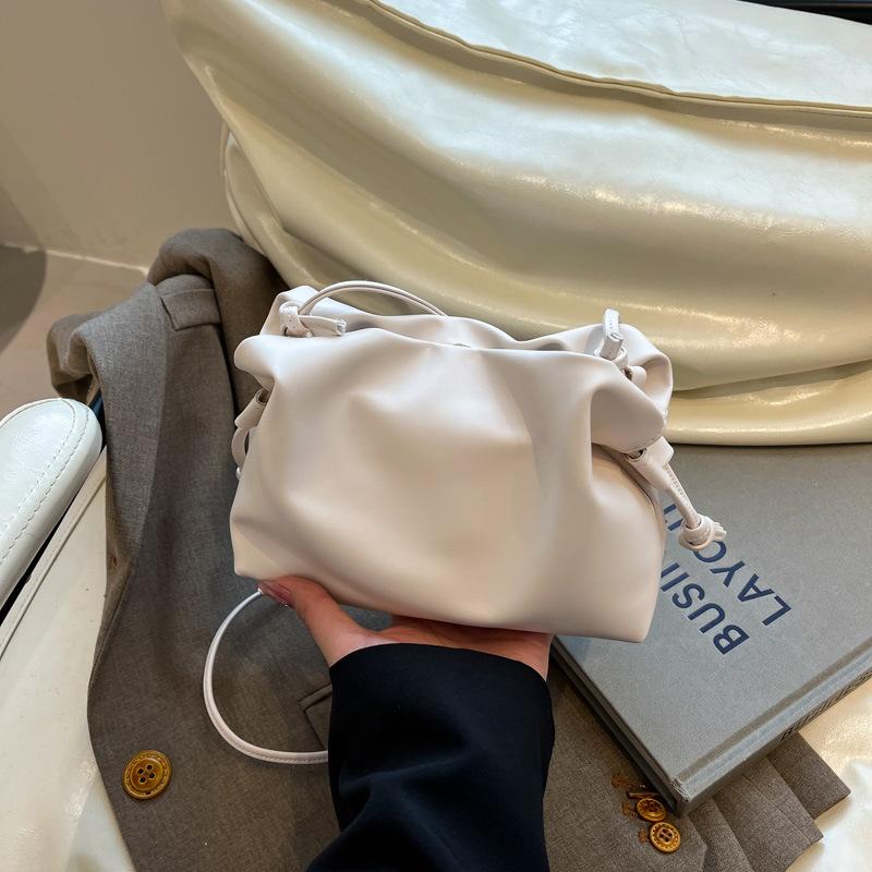 Super Fire Niche Milk Yellow Bag Women's 2025 New Trendy and Popular Versatile Messenger Bag Fashion Temperament Pleated Bucket Bag