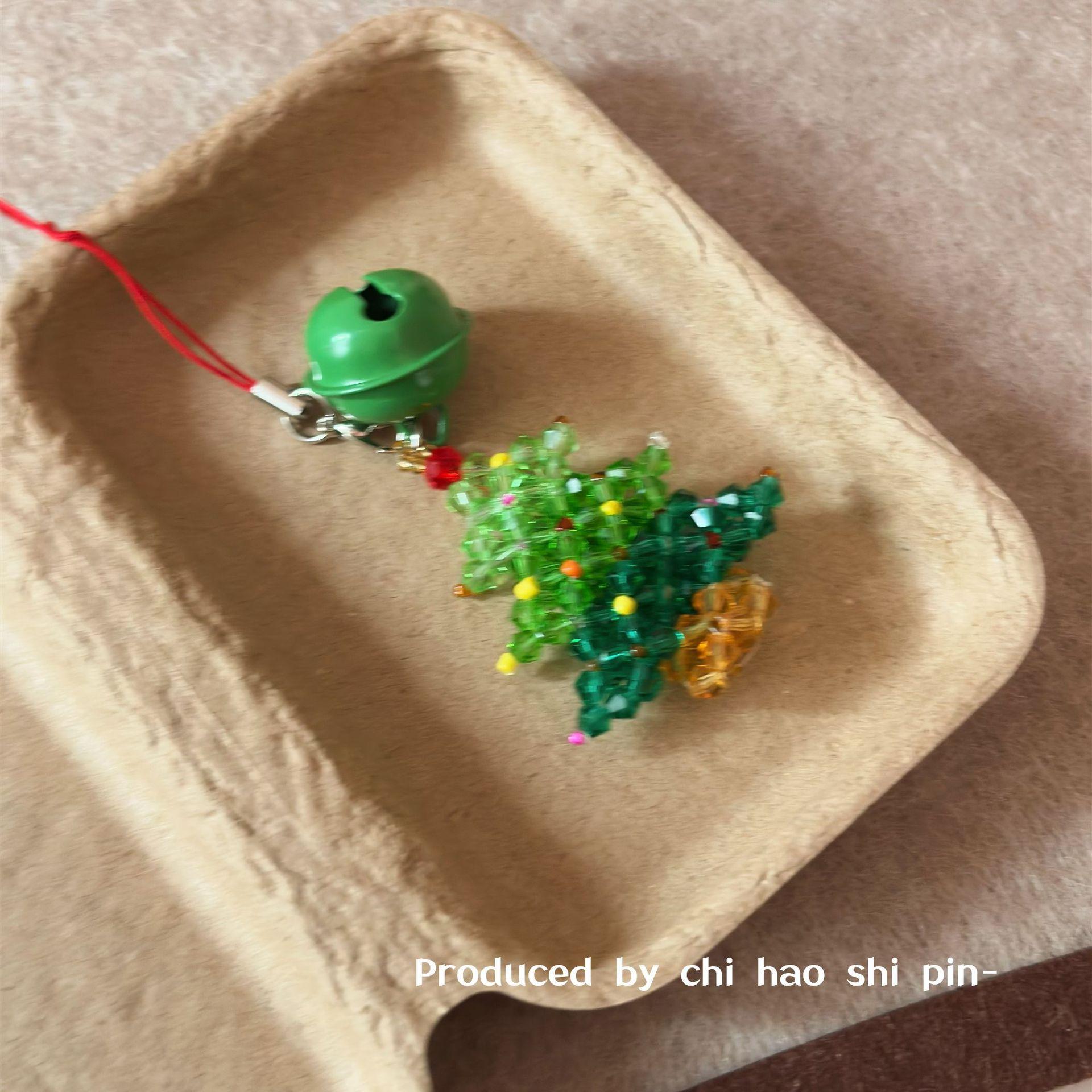 

A Christmas tree, cute beaded stars, bell pendant, niche high-value bag, mobile phone keychain pendant.