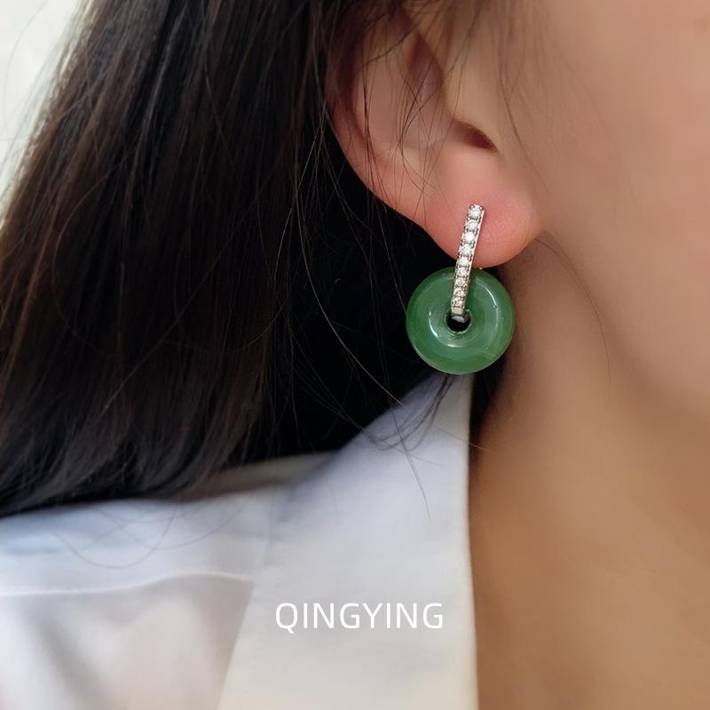 Elegant Retro Green Ping An Kou Earrings: High-End Niche Chinese Style