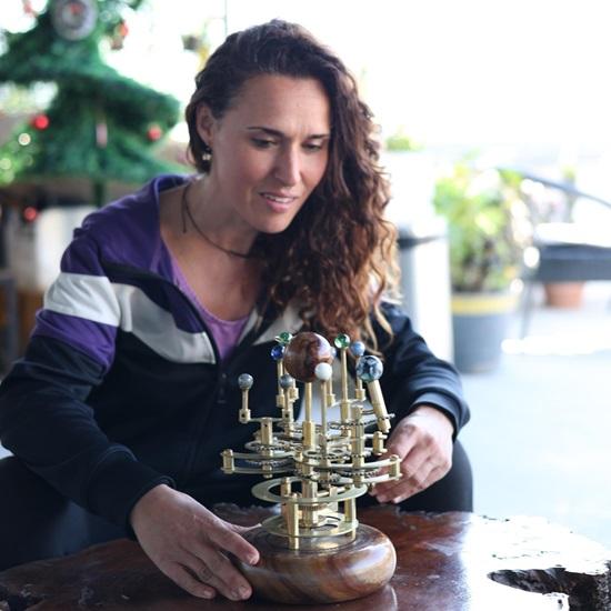 25,4 cm großes Luxus-Dekorationsstück für Bücherregale. Orrery aus Messing und Stahl. Ein funktionales Modell des Sonnensystems mit mehreren Himmelskörpern.