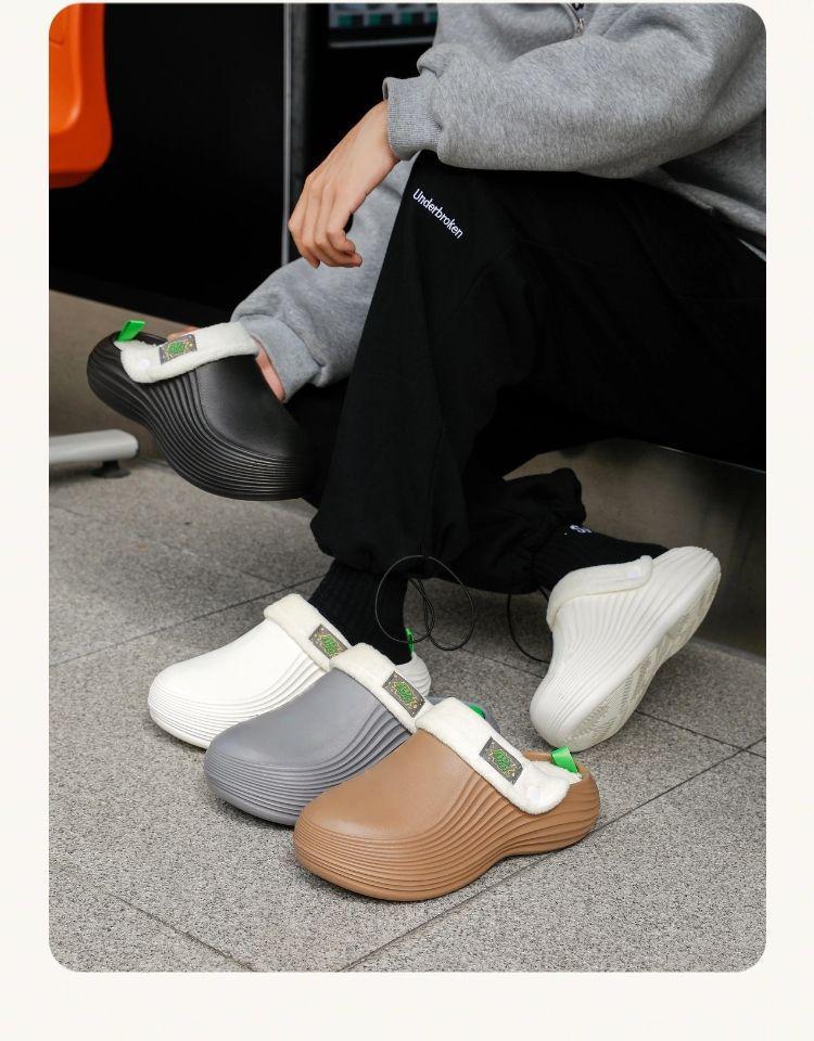 Men's Waterproof Indoor/Outdoor Plush Slippers with Thick Sole and Closed Toe for Winter Warmth.