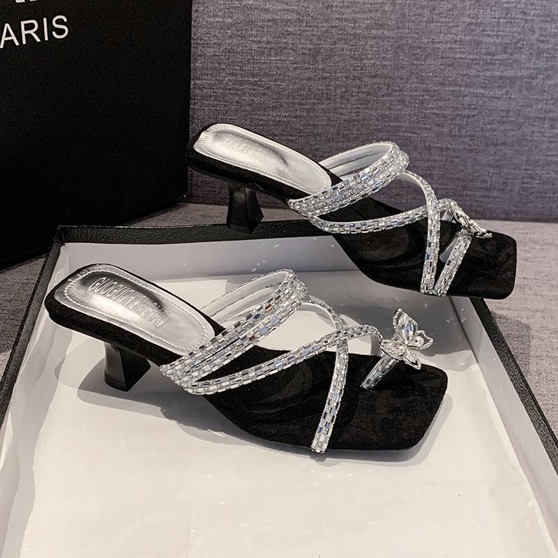 

Тапочки женские для улицы 2025 лето новые со стразами толстый каблук с юбкой высокий каблук с бантом крутые тапочки женские 40 чёрный