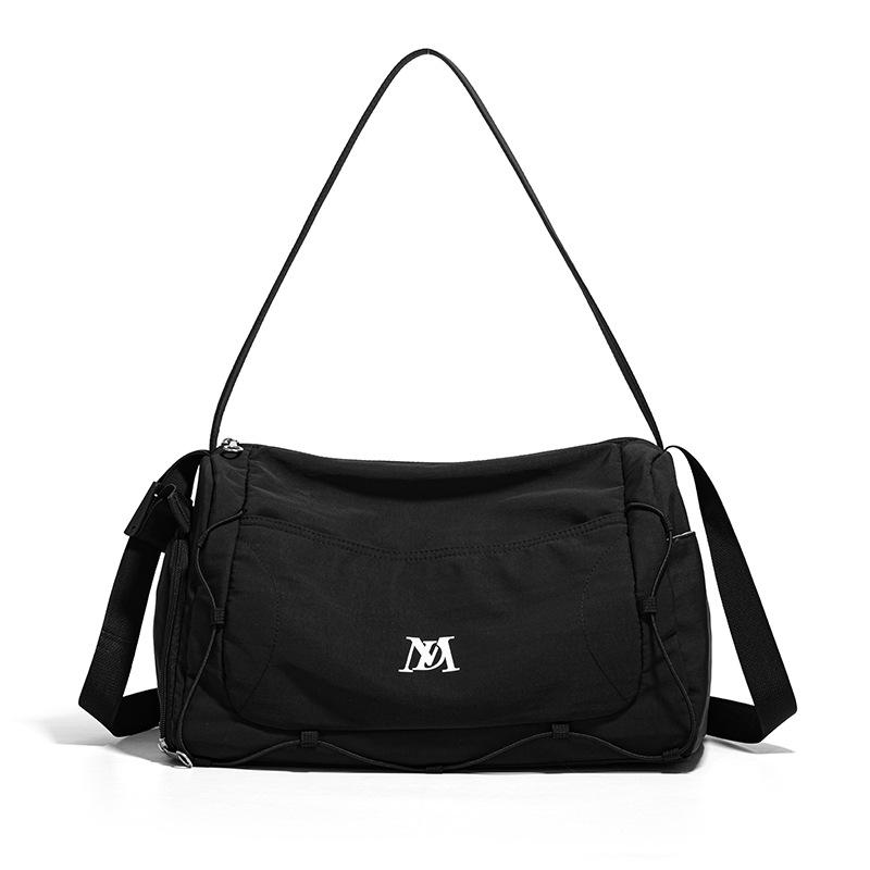 

New high-value outdoor commuter tote bag travel bag for men and women, casual simple and lightweight trendy fashion messenger bag чорний