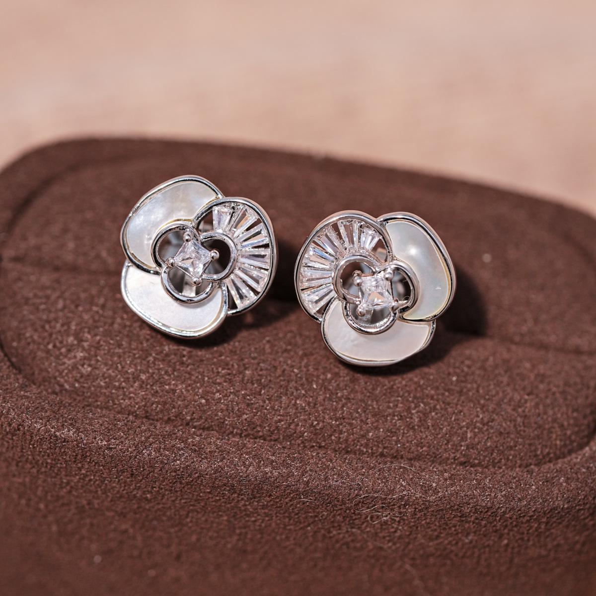 Gold Plated Zircon Flower Ear Cuff: No-Pierce, Elegant Design