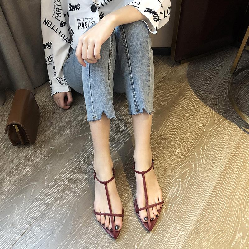 2025 sommar koreansk version spetsiga platta damsandaler en-ord tunn rem platt klack korsspänne romerska damskor