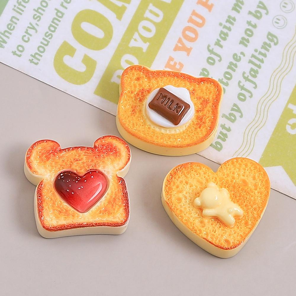 6 Stück gemischte Cartoon-Bären-Schokoladen-Toast-Harz-Anhänger Liebe Erdbeermarmelade Erdbeerbär-Pfote Schokolade Flachrückseite DIY-Basteln