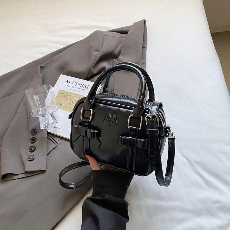 

High-end niche bag women s spring and summer versatile new fashion messenger bag portable pillow bag