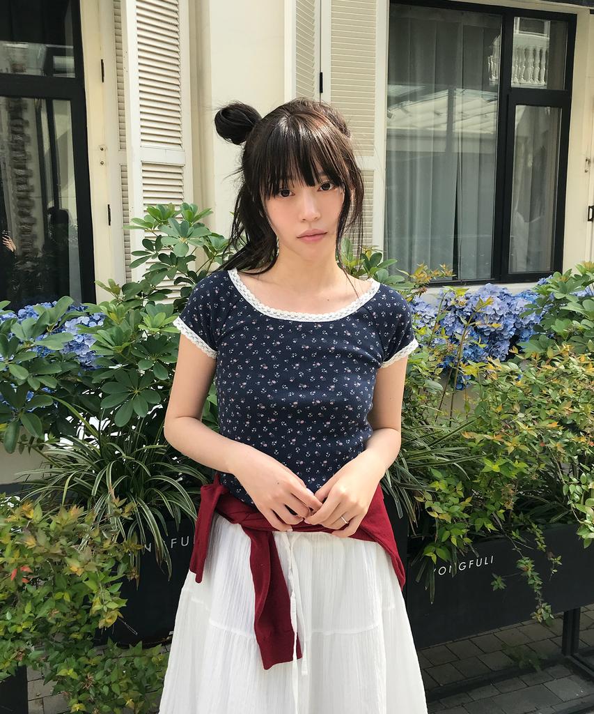 LETTER FROM MOON Marty Flower Lace T-Shirt (Navy)