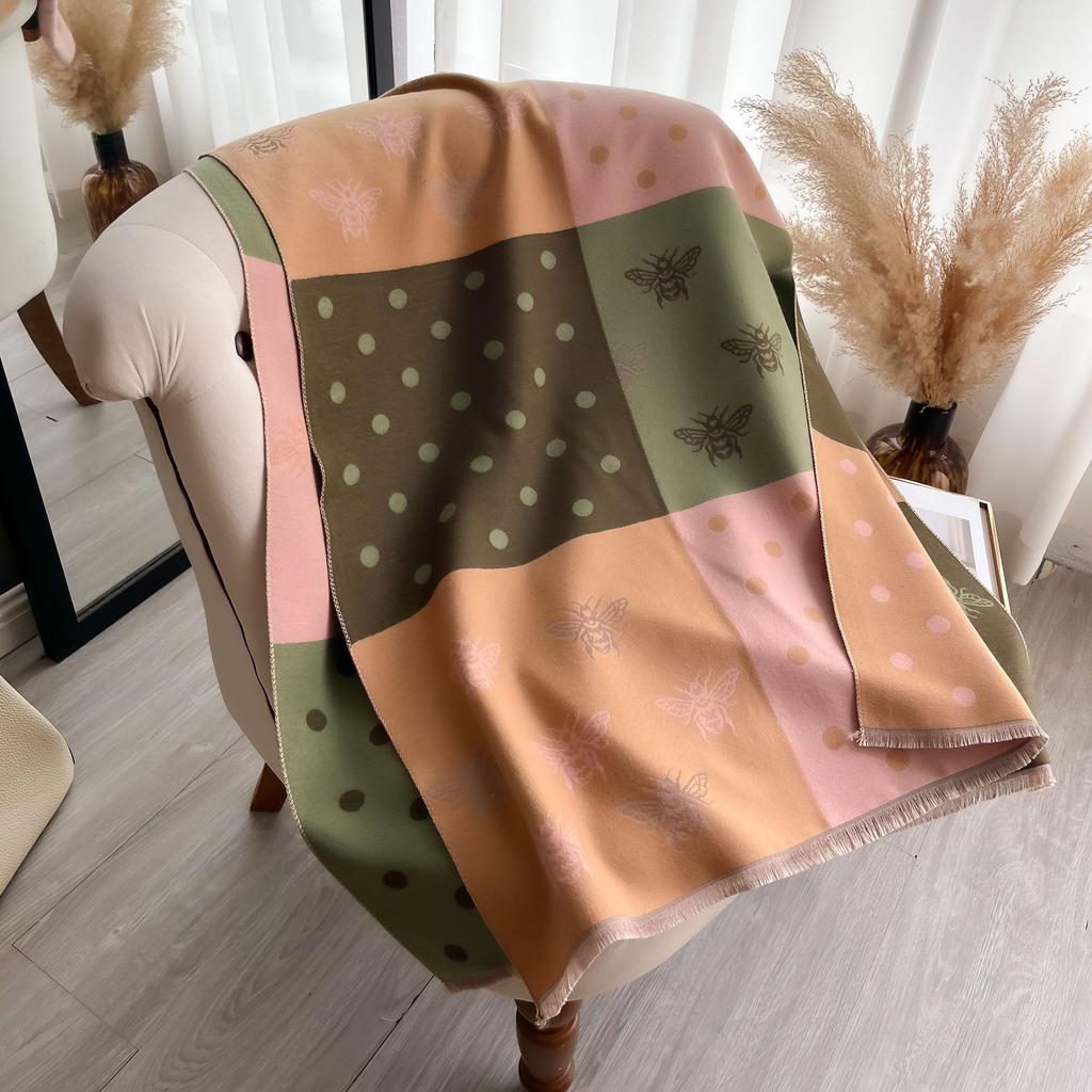 Autumn And Winter Bee Geometric Round Color Matching Fashion Women'S Thermal Scarf Air Conditioner Medium And Long Shawl
