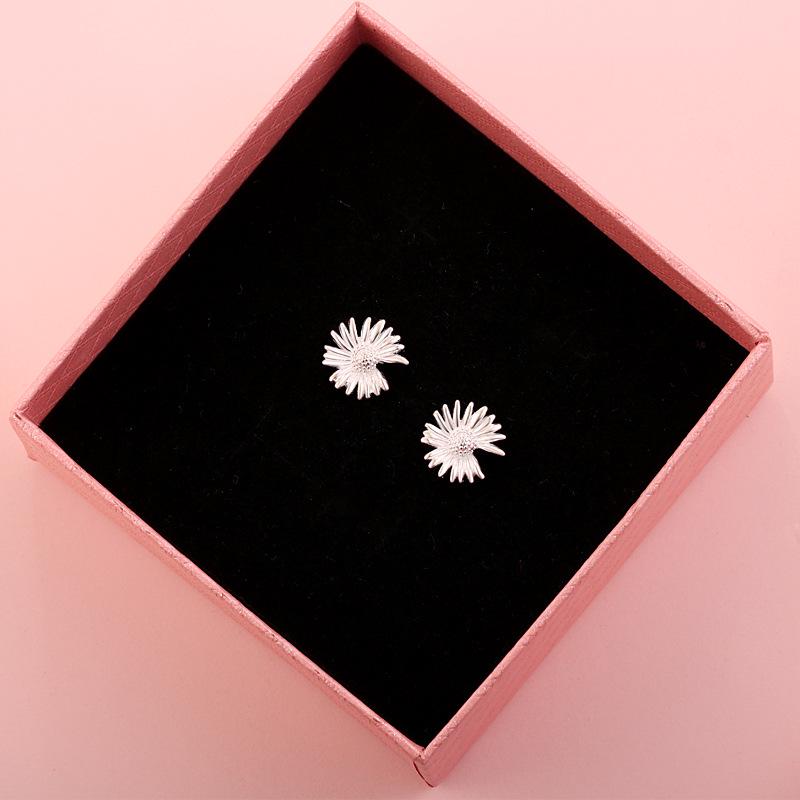 2025 New Style S925 Sterling Silver Daisy Stud Earrings for Women – Simple, Versatile, and Elegant Ear Piercing.