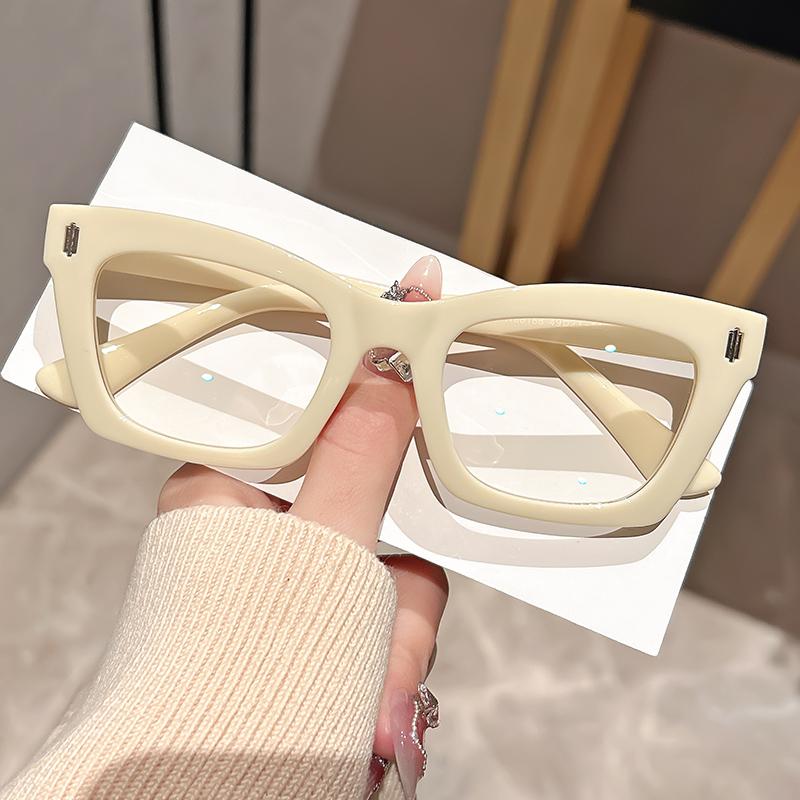 Fashionable and retro small square anti-blue light glasses, a fashionable item, are a flat light lens for street photography