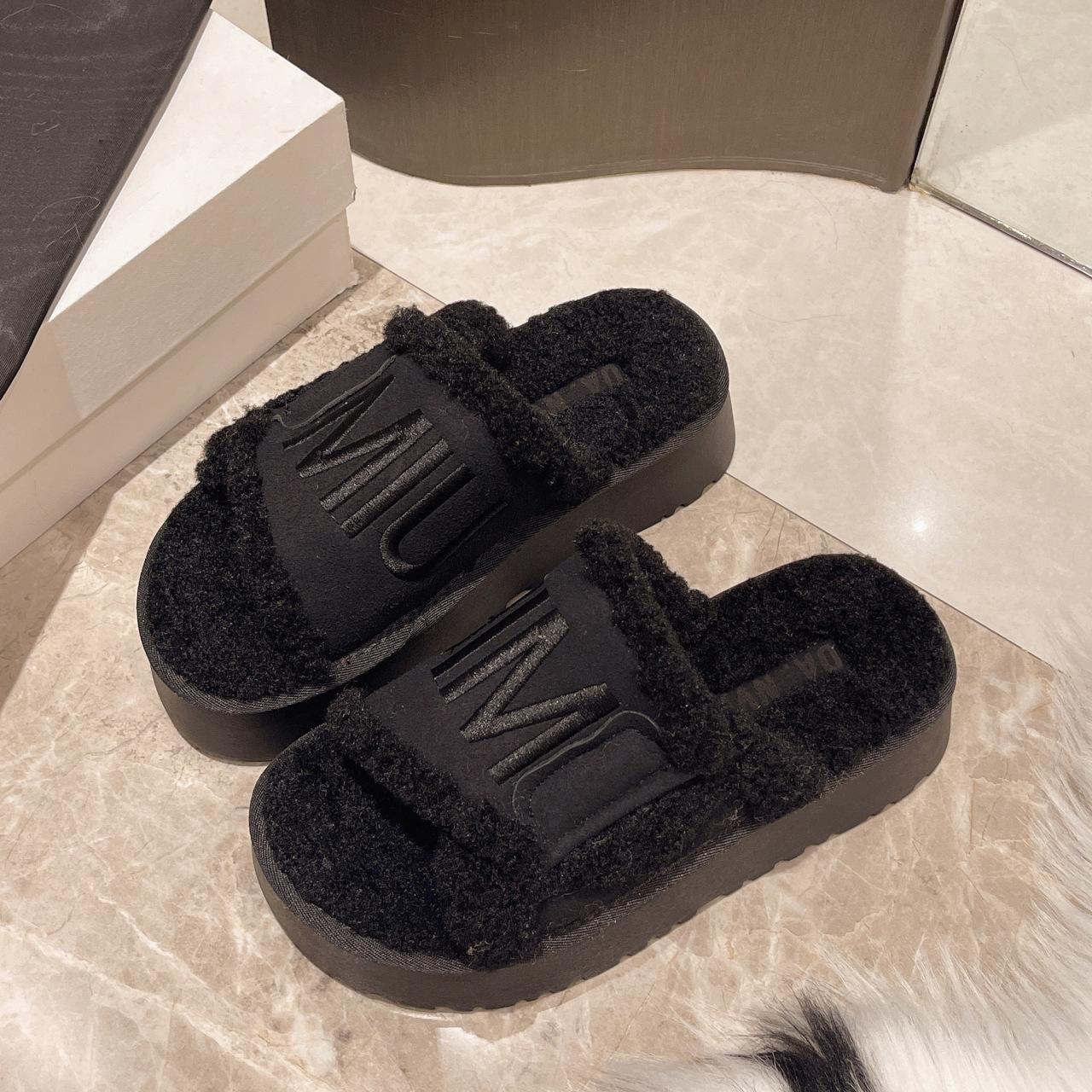 

Тапочки женские из бархатного хлопка с надписью на подошве-маффине, корейская версия, осень 2024, на толстой подошве, повседневные, пушистые тапочки на один слог, тренд 35 чёрный