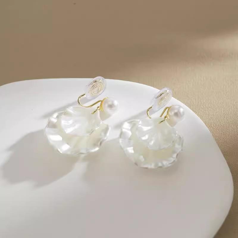 Elegant Pearl Shell Ear Clips – Vintage French Style (No Piercing Required)