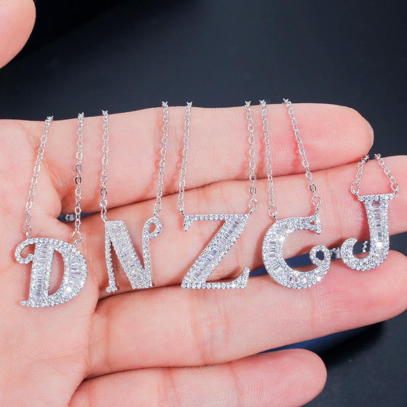 WWJ Collier élégant avec pendentif en zircone cubique brillant avec 26 lettres initiales