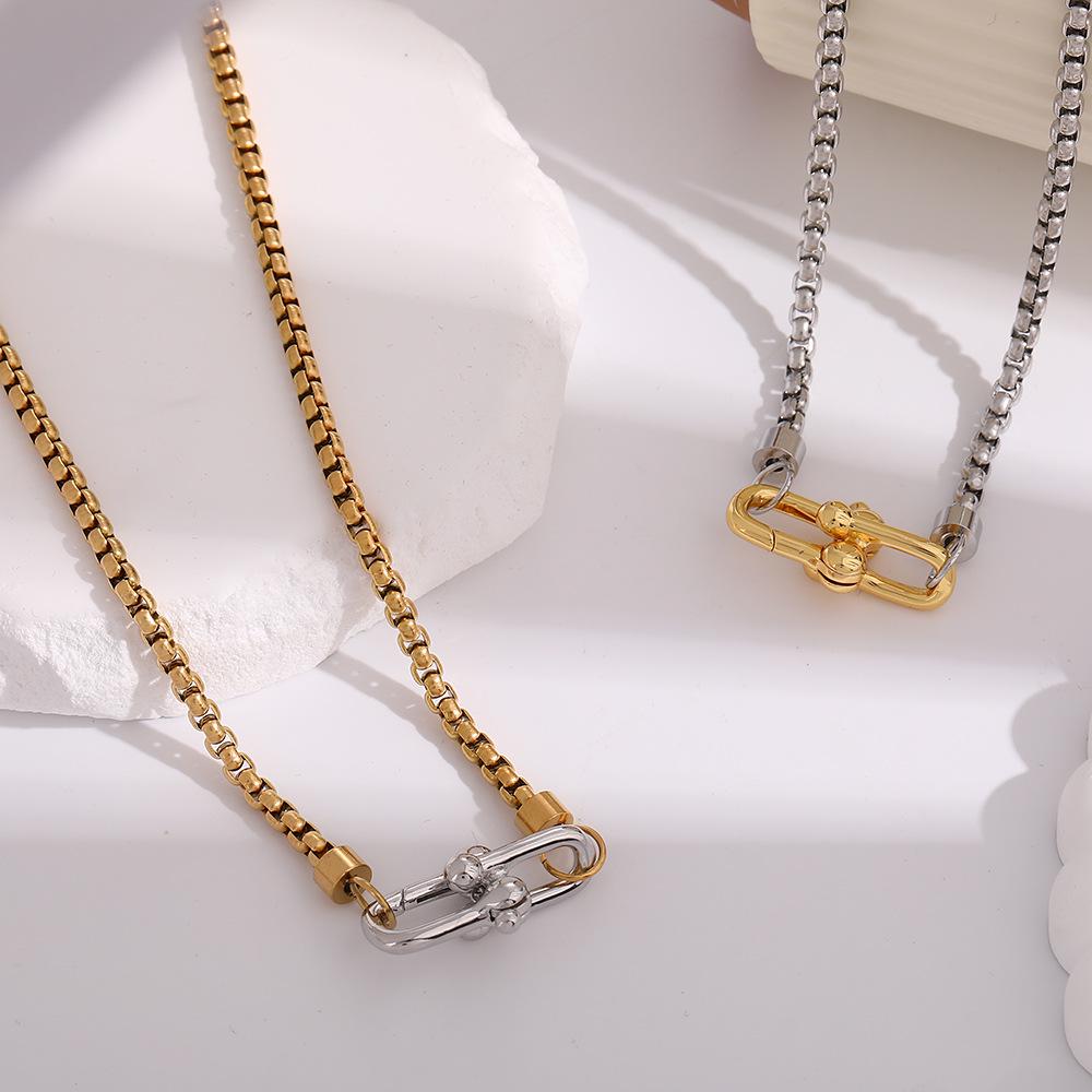 European & American Fashion Two-Tone 18K Gold-Plated Stainless Steel Necklace with Horseshoe Buckle Pendant