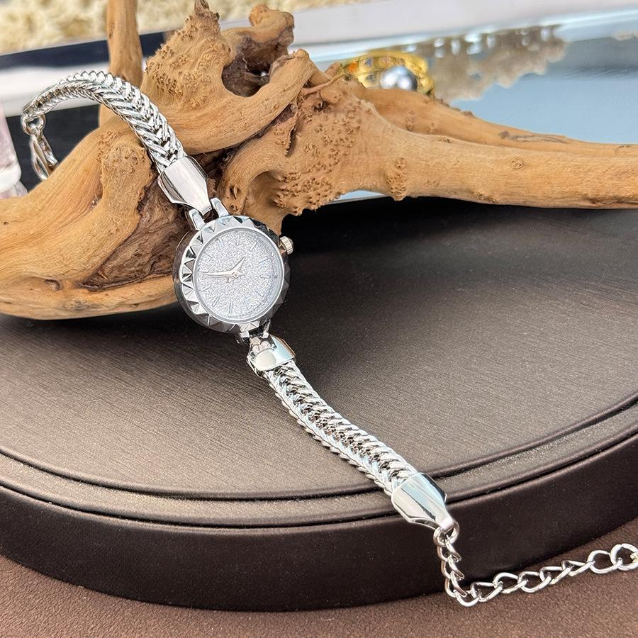 

Цепочка Круглый Маленький Циферблат Нишевый Темперамент Регулируемая Пряжка Маленькие Золотые Часы Женские Кварцевые Часы серебряный