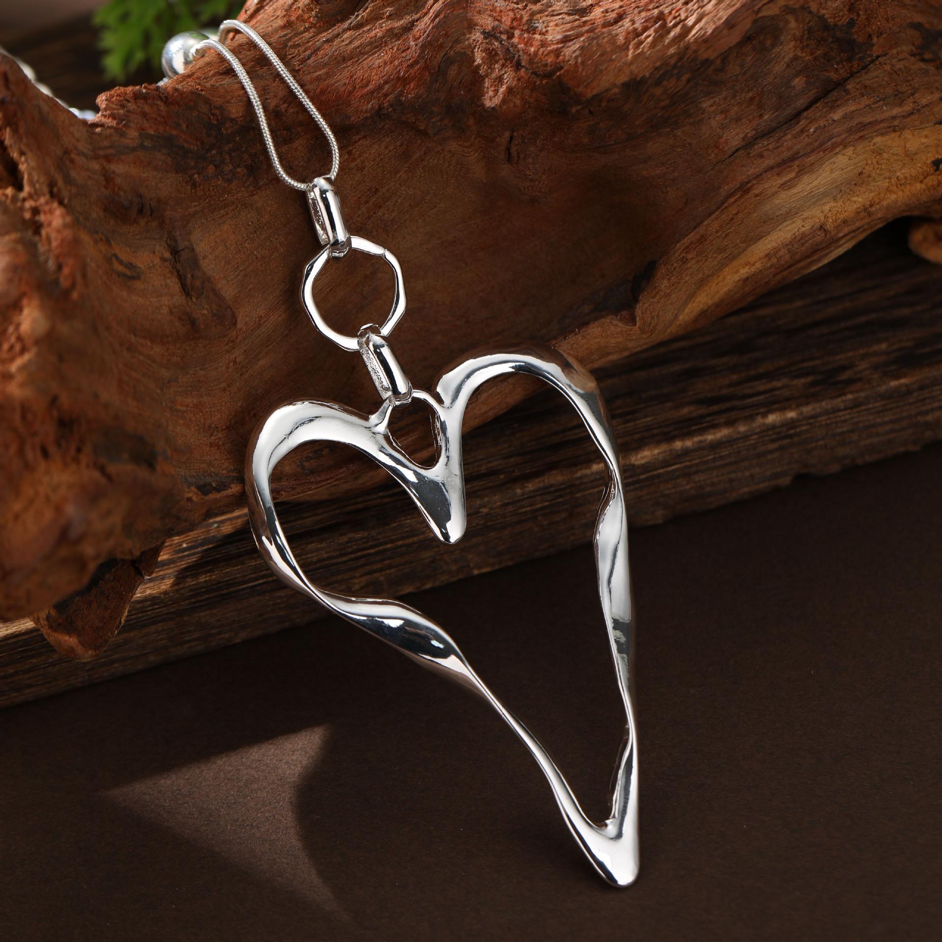 

New irregular hollow glossy love bead long pendant, women s exaggerated heart-shaped long necklace