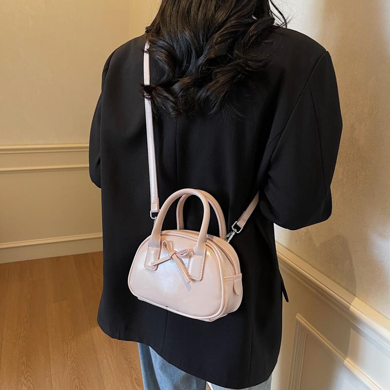 This year's popular small bag women's 2025 new versatile casual shoulder messenger bag fashionable Korean version small square bag