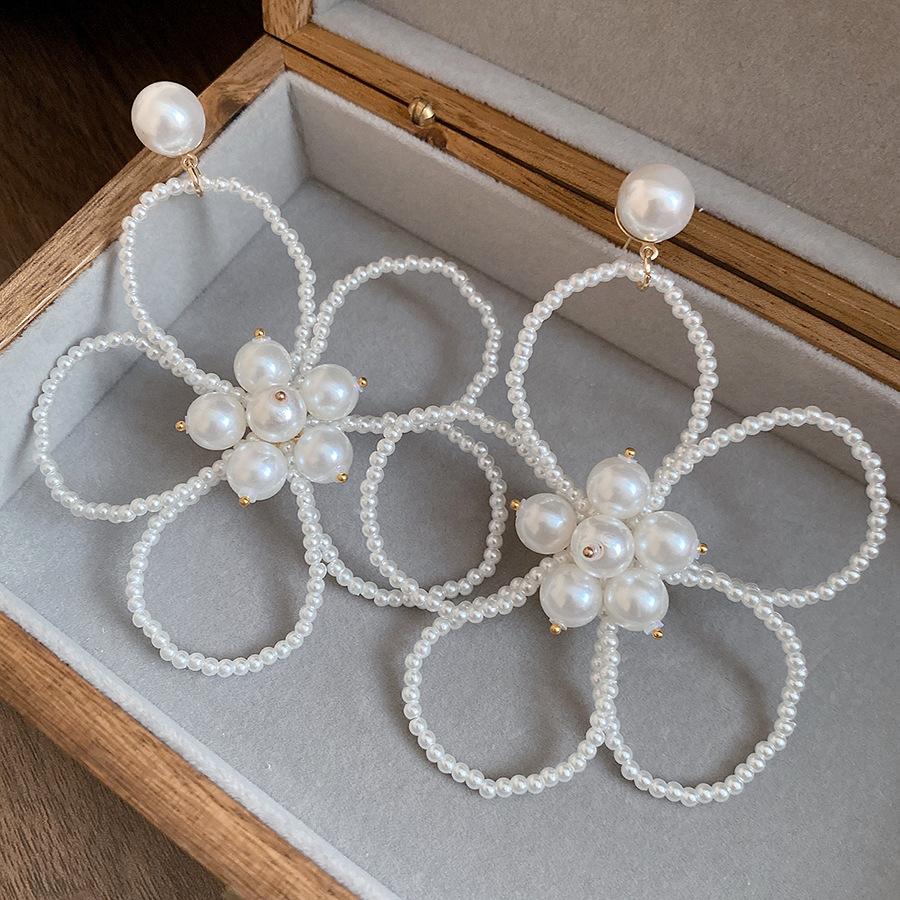 

French retro pearl beaded flower hollow pendant earrings simple fashion stud earrings light luxury high-end earrings women