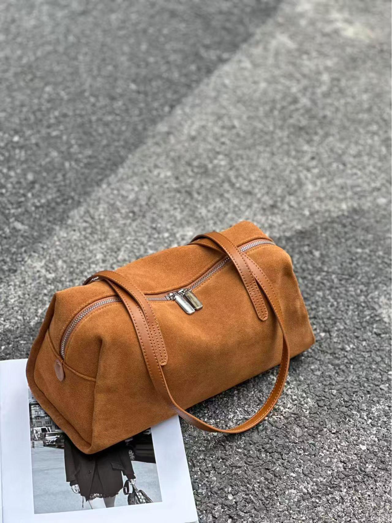 

Women s Genuine Leather Retro Deerskin Crossbody Bag - 2025 Autumn/Winter Collection, Large Capacity, Frosted Finish 33cm long, 14cm wide, 18cm high