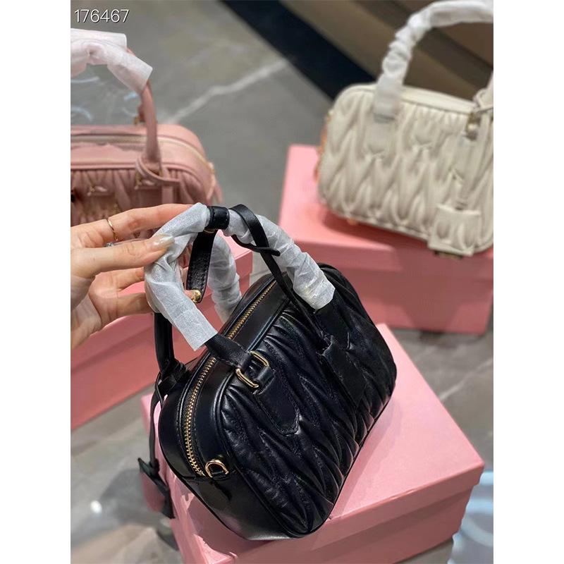 Hochwertige Tasche mit strukturierter Lammhaut für Herbst/Winter 2025 – Hand-, Schulter- und Kuriertasche für Damen.