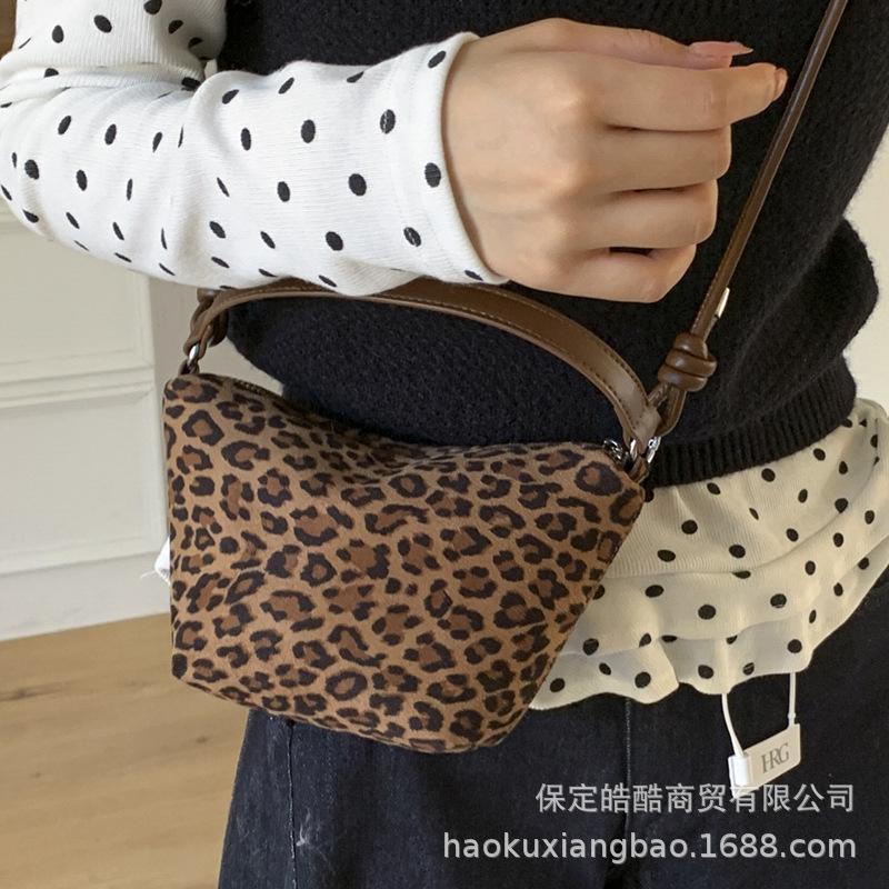 Retro leopard print small bag women's autumn and winter versatile 2025 new popular shoulder messenger bag casual Korean bucket bag