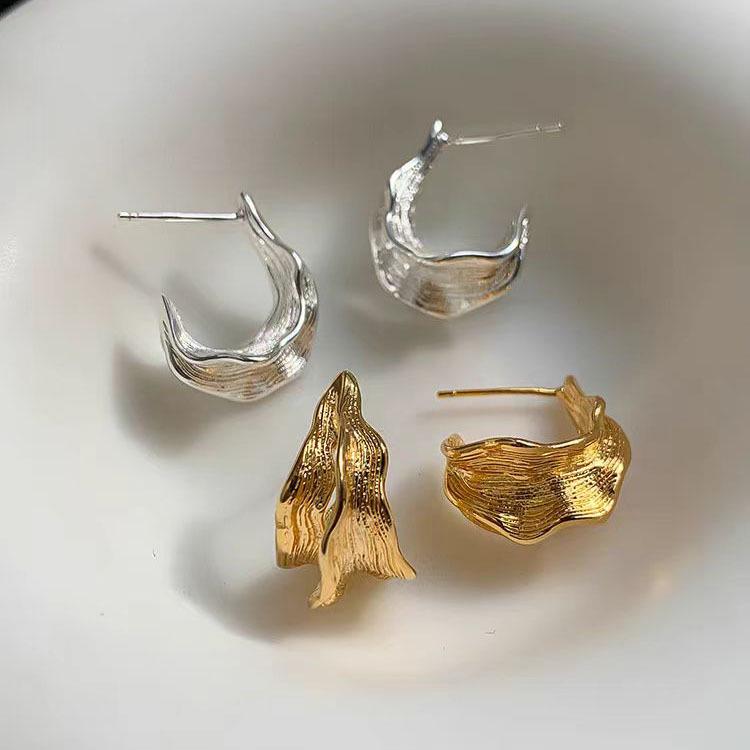 

Niche Fashion Geometric Irregular Pleated Earrings: Light Luxury High-End Earrings for Women
