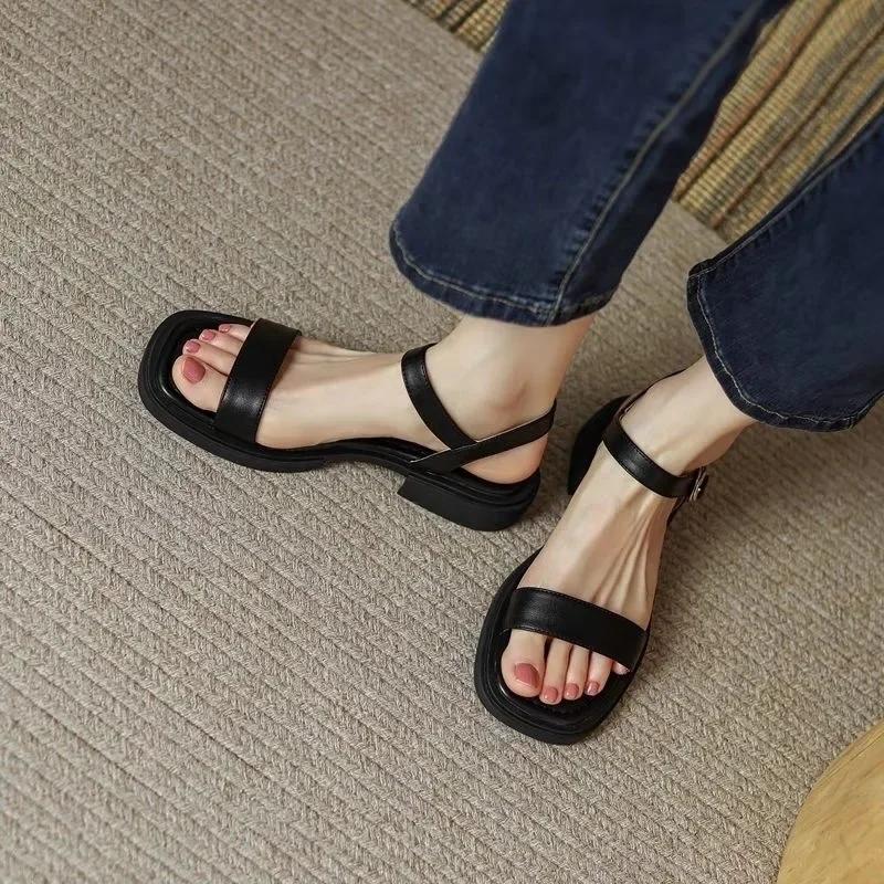 Minimalistische braune flache Sandalen | Quadratische Zehenpartie, zwei Riemen, Retro, lässiger Komfort