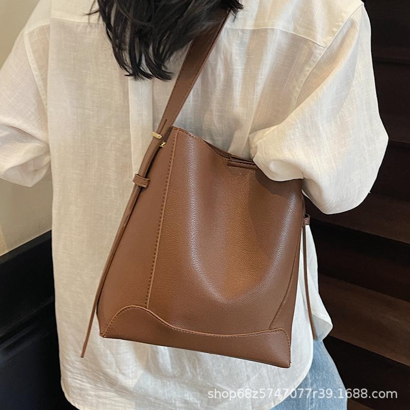 This Year's Popular Bag Bucket Bag Women's 2025 New Commuter Fashion Shoulder Bag Retro Versatile Casual Messenger Bag
