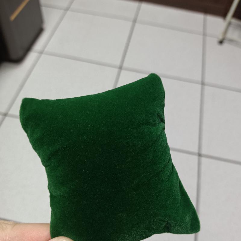 Συμπαγής Δερμάτινη Θήκη Επίδειξης Κοσμημάτων και Ρολογιών με Κουβέρτα από Φανέλα και Σακουλάκι από Μετάξι Βαμβάκι.