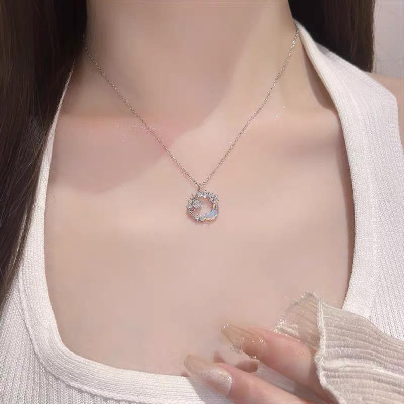 Collana Ciondolo Stella e Luna Onirica - Regalo Elegante e Versatile per Donne