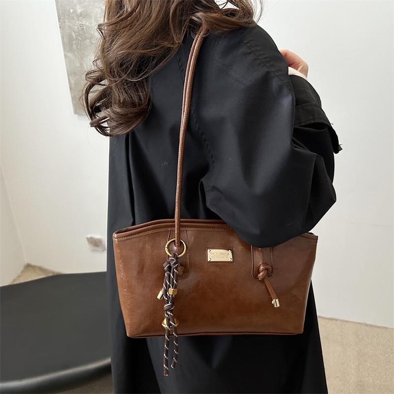 Retro Shoulder Elegant Bag For Women Featuring Spacious Design In Multiple Colors