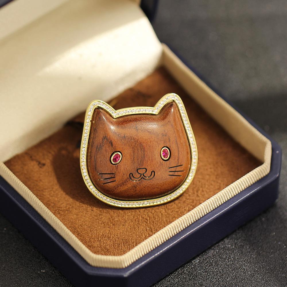 New Product Cute Versatile Wood Material Kitten Brooch Simple Cartoon Animal Cat Head Pin Coat Accessories Women