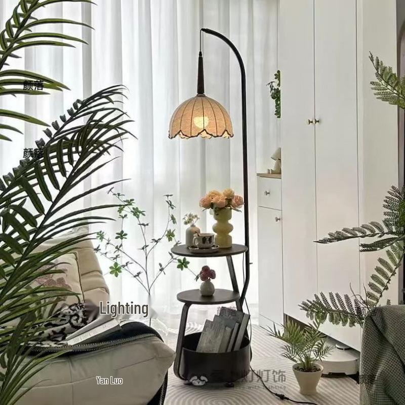 Französische Mid-Century Stehleuchte mit Ablagefach und Tisch, Perfekt für Wohnzimmer oder Schlafzimmer